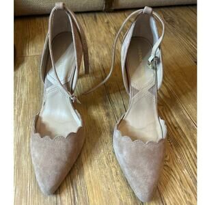 Preloved Adrienne Vittadini Beige Scalloped Suede Leather  Heels Shoes 8.5